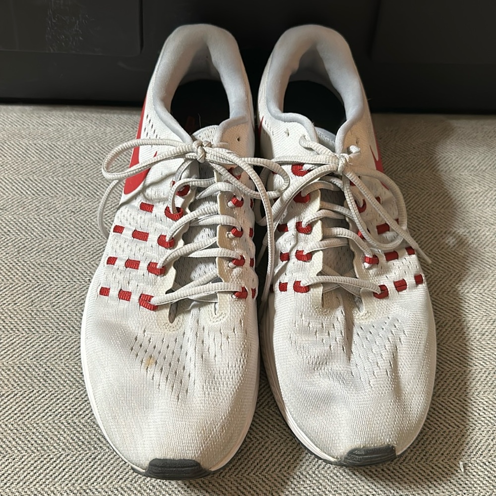Men’s Nike Zoom Vomero 11 Shoes in Light Grey and Red